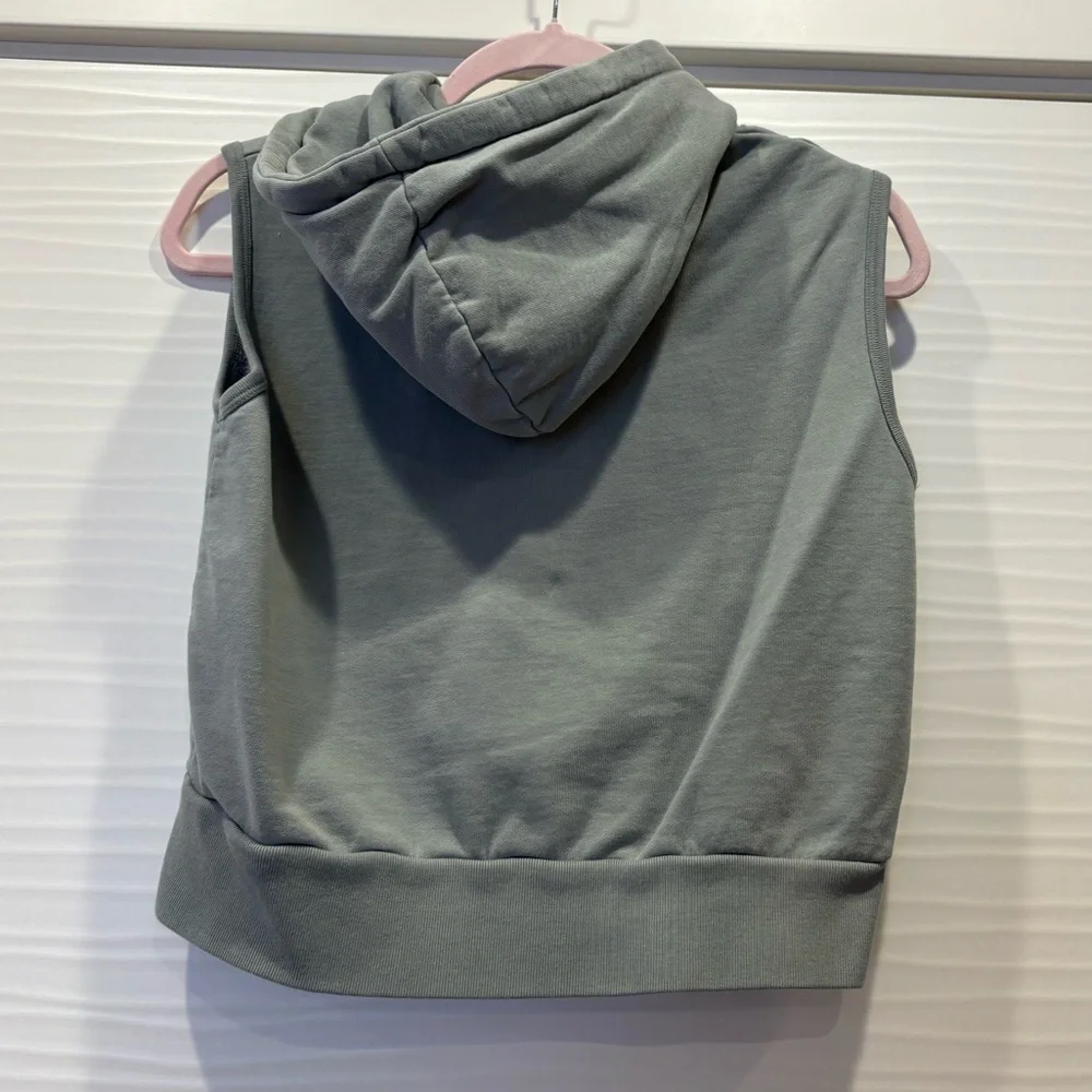 Brandy Melville Sleeveless Green Zip-Up Hoodie - Picture 3 of 3